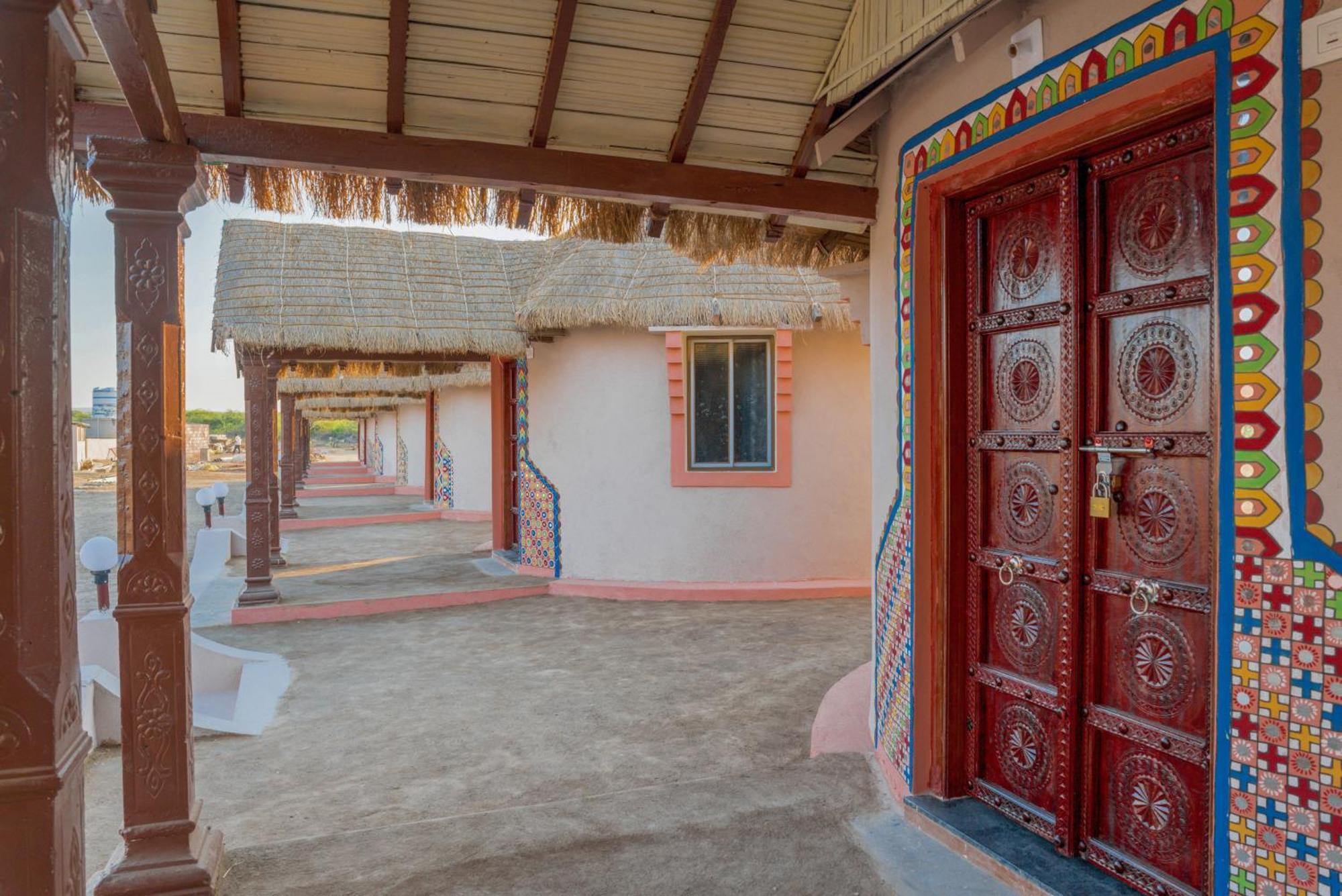 Dholavira Village Resort Bagian luar foto